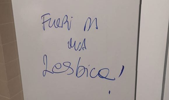 Scritta omofoba in ospedale: «Via di qua lesbica» e scatta la denuncia
