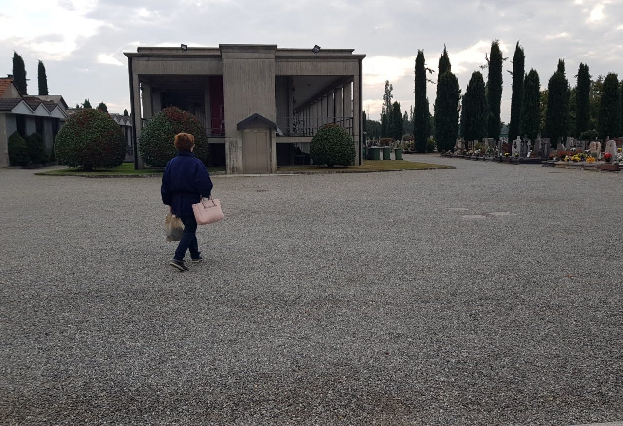Arcore, donna scippata della borsetta al cimitero