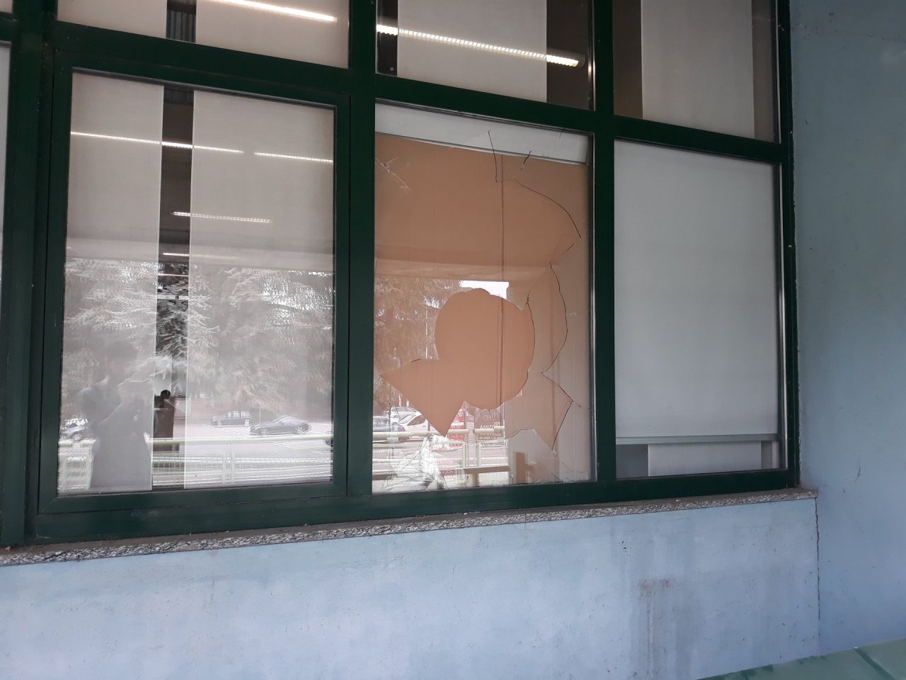 Sfonda i vetri del municipio arrestato per tentato furto