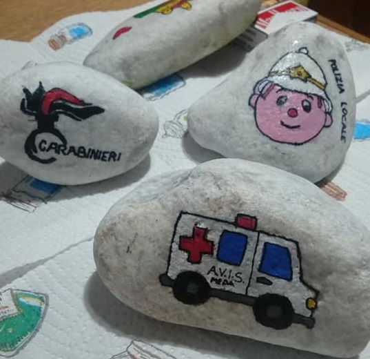 Meda, sassolini colorati per Carabinieri, vigili e Avis Meda