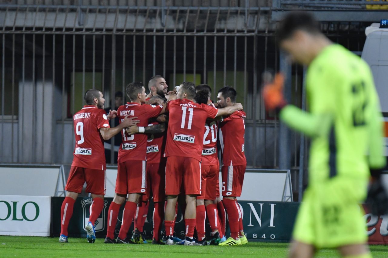 Monza-Gozzano la partita in diretta, i biancorossi “sfondano” anche il muro rossoblu – FOTO