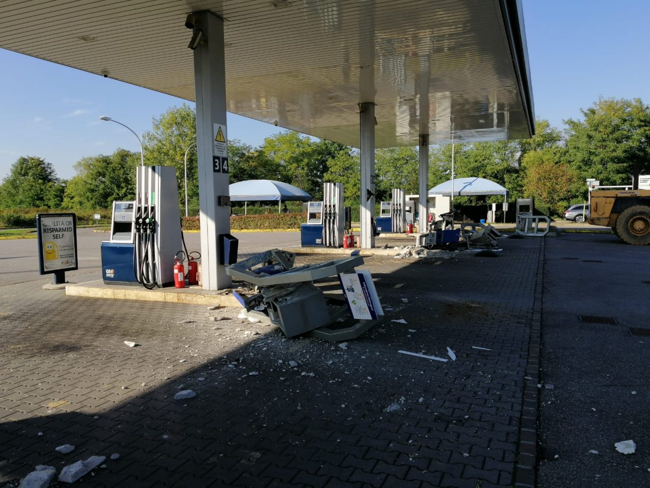 Assaltano con la ruspa il benzinaio