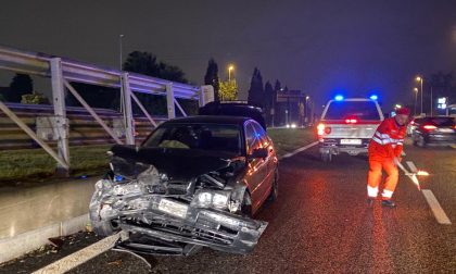 Sbandano e finiscono contro il muro
