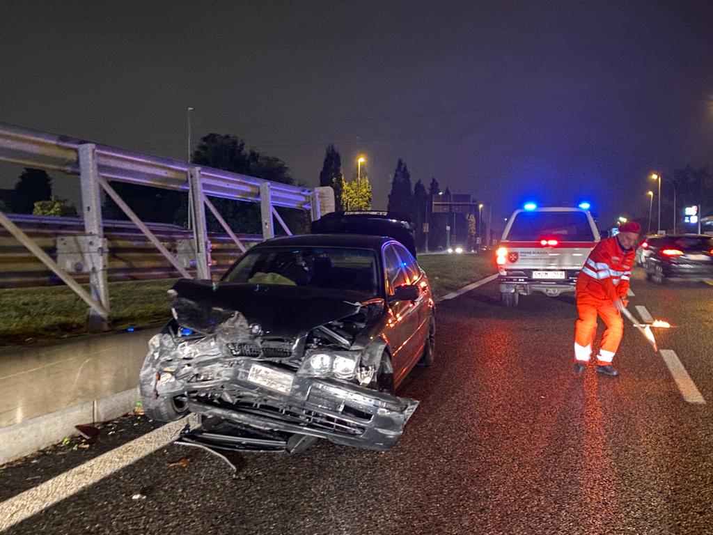Sbandano e finiscono contro il muro