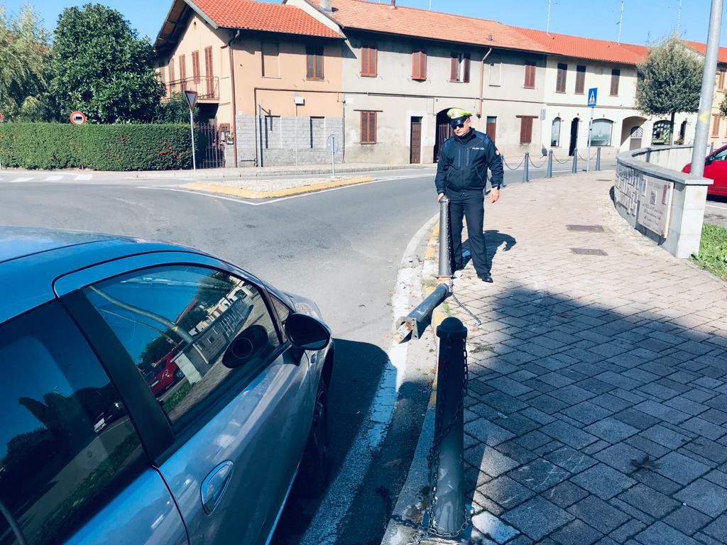 Fa un incidente e abbandona l’auto