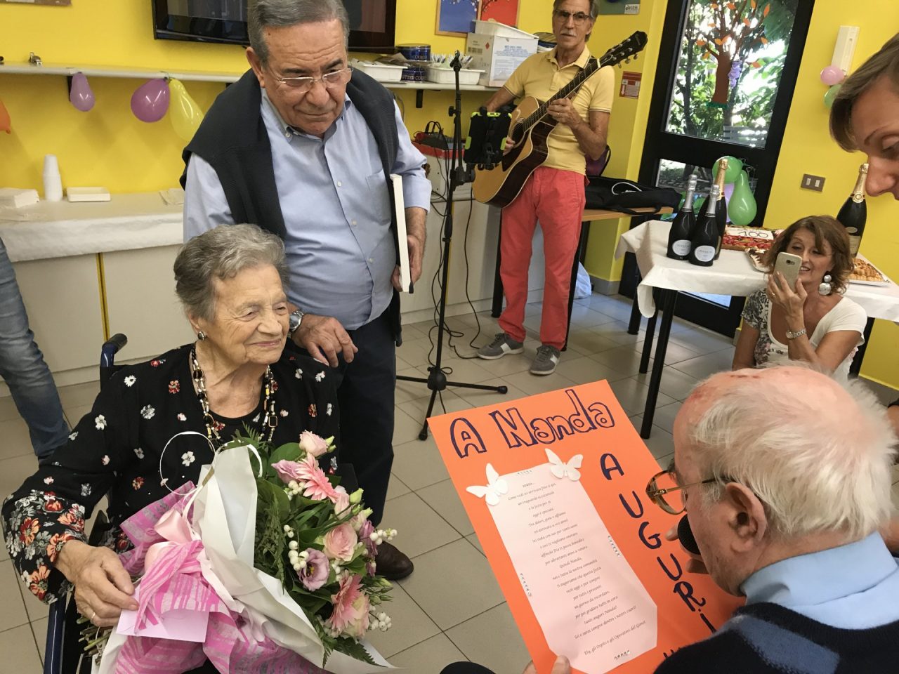 Cent’anni per nonna Fernanda, auguri alla regina della pasta fresca VIDEO