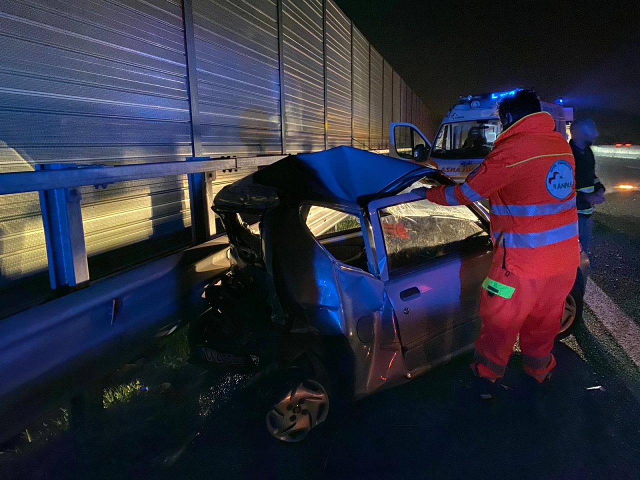 Auto schiacciata da un tir, sono vive per miracolo FOTO VIDEO