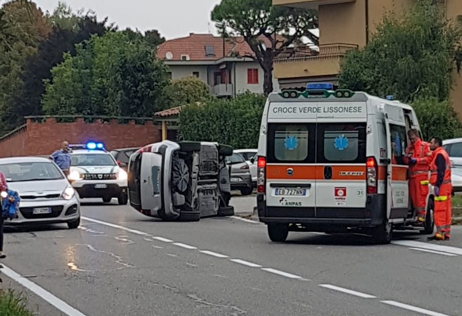 Ribaltamento a Carate: traffico difficoltoso