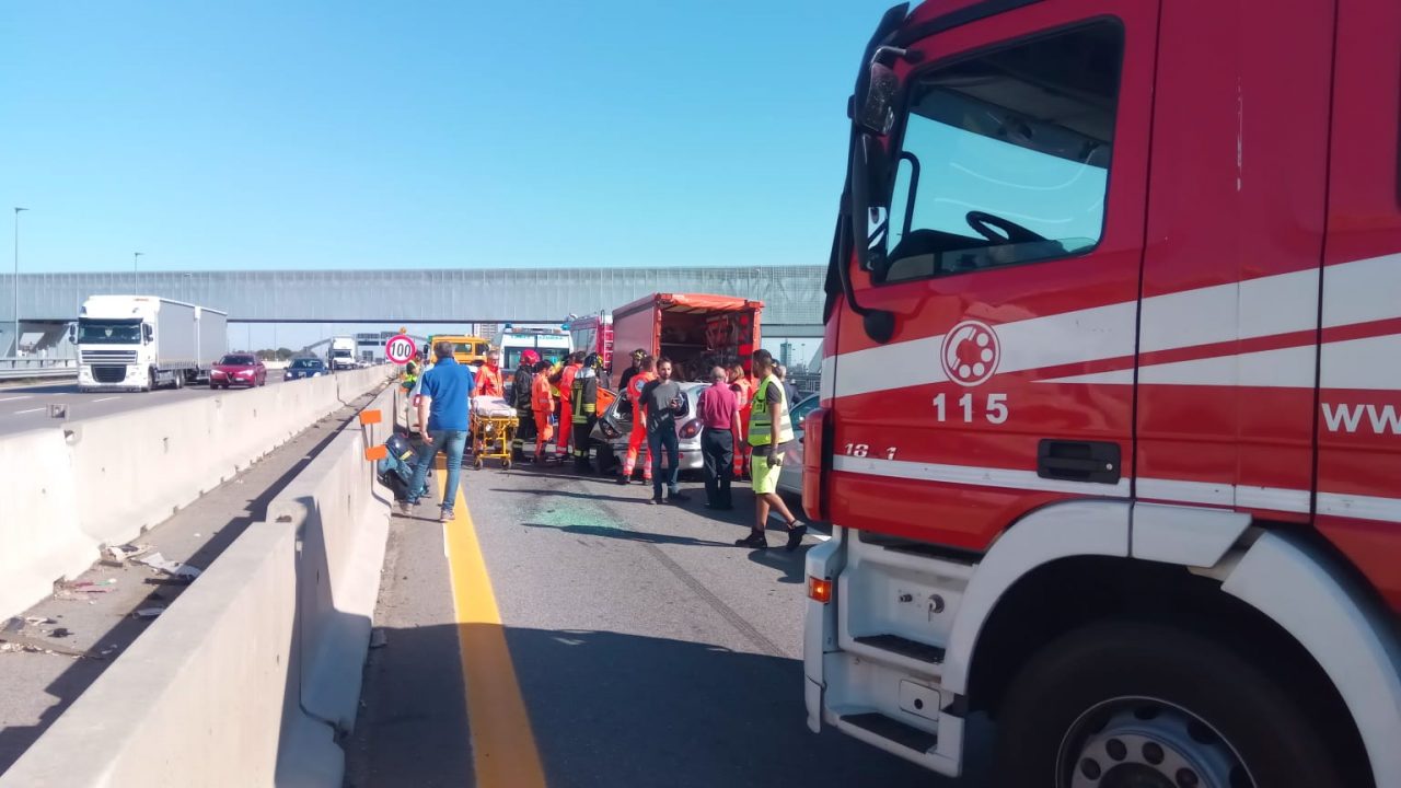 Traffico bloccato sulla Milano-Torino per un incidente FOTO