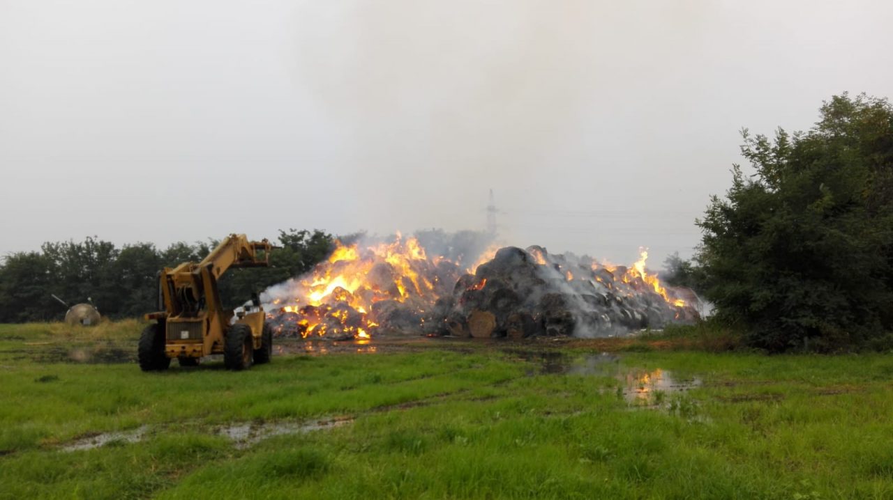 Incendio a Brugherio, bruciano due montagne di balle di fieno FOTO