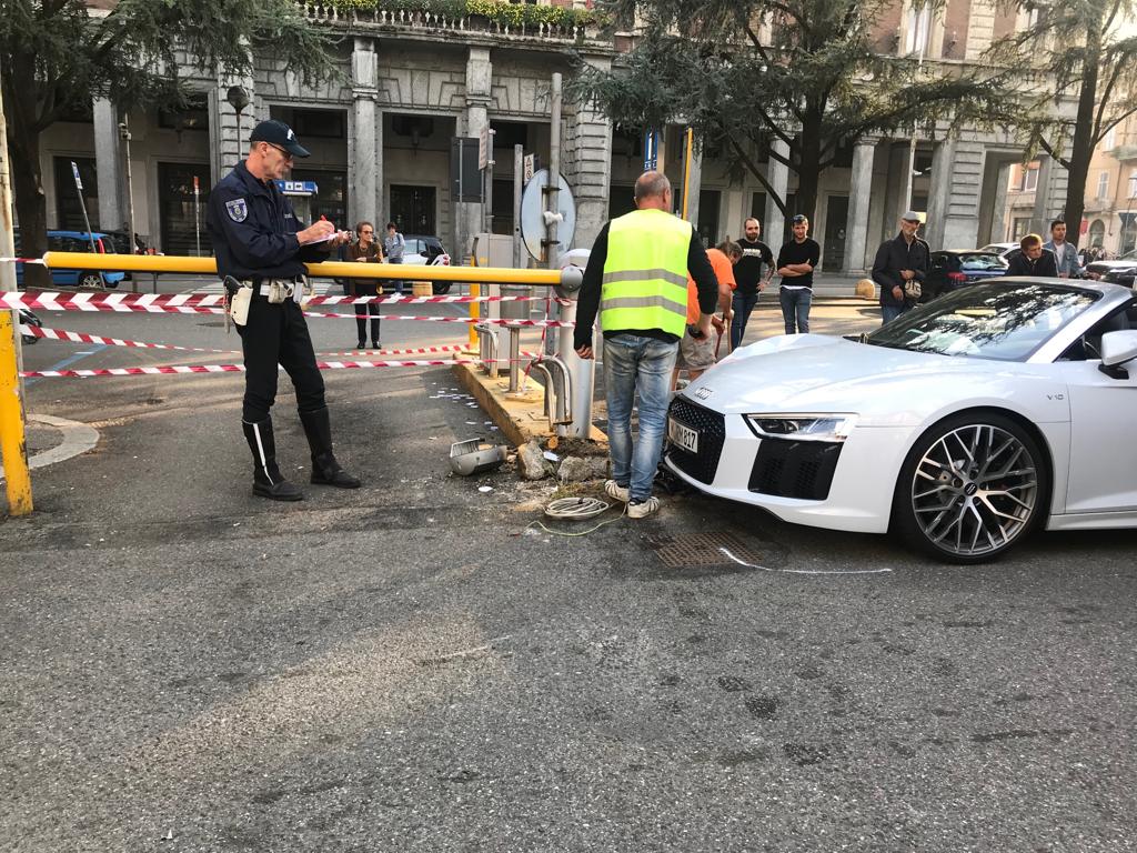 Giovane al volante di un bolide perde il controllo e investe un passante FOTO