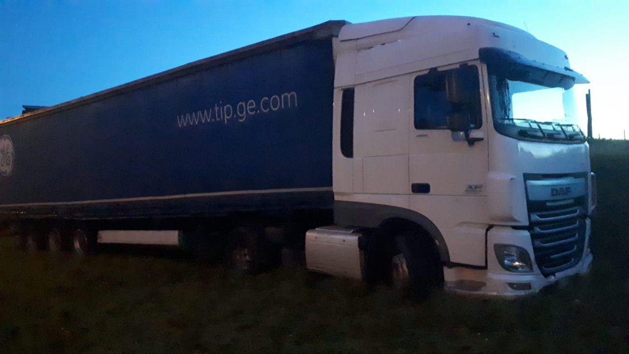 Camion tenta il sorpasso ma finisce fuori strada FOTO