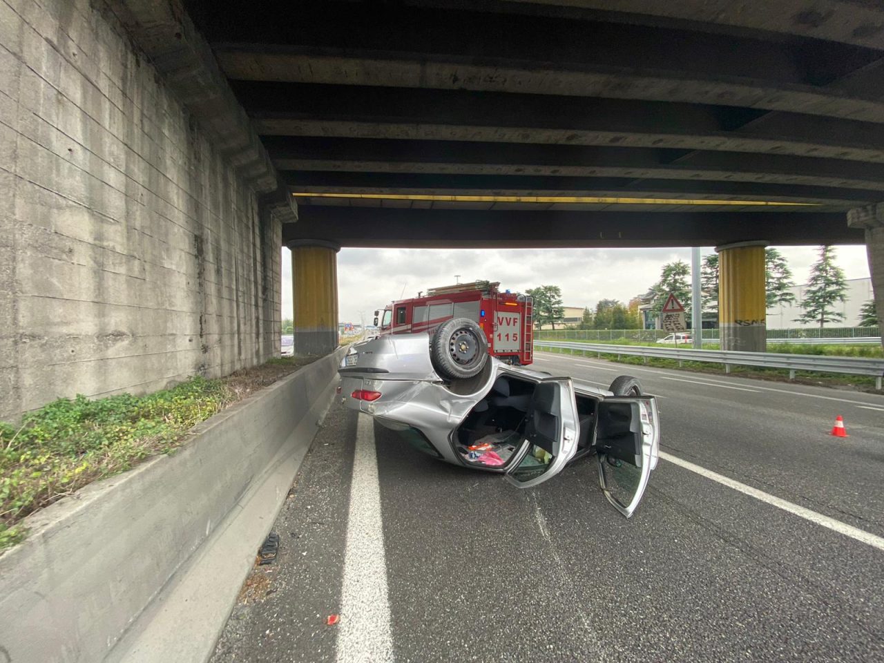 Perde il controllo dell’auto e si ribalta: traffico in tilt in Statale 36