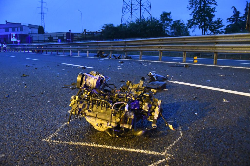 Incidente in Tangenziale all’alba, dopo lo schianto l’auto perde il motore FOTO VIDEO