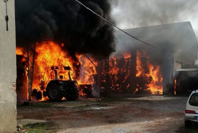 Incendio nelle stalle del Castello di Sulbiate FOTO e VIDEO