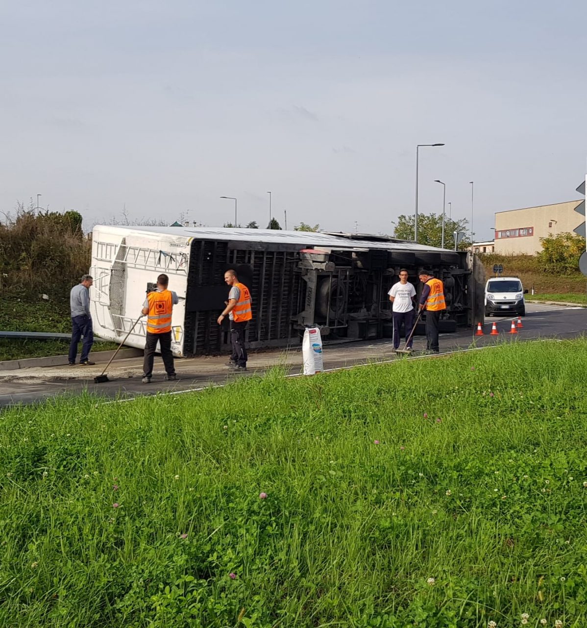 Rimorchio di un camion si ribalta a Vimercate VIDEO