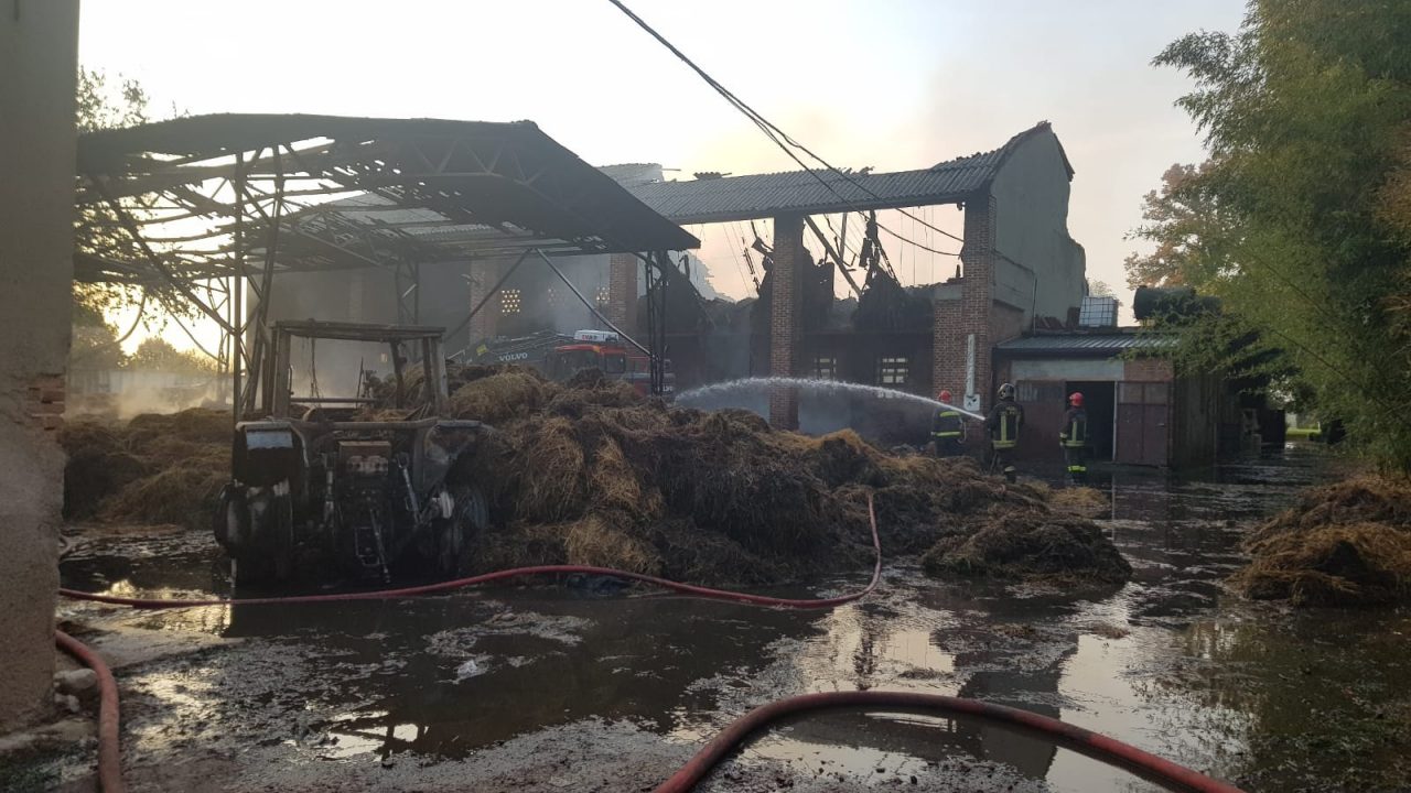 Incendio Sulbiate: pompieri al lavoro senza sosta. Arpa rassicura “Nessun pericolo per l’amianto” FOTO VIDEO
