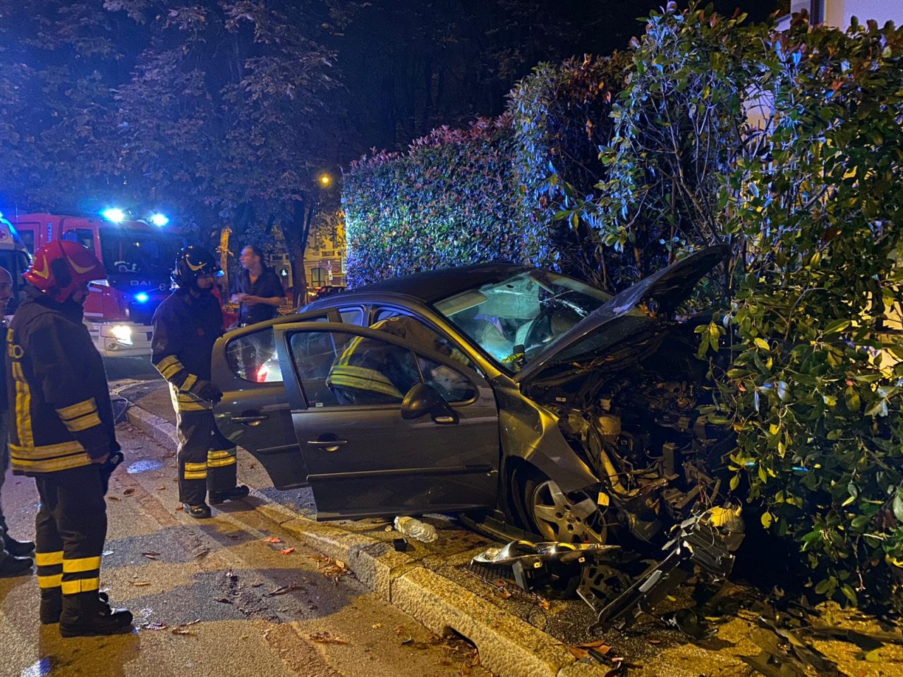 Perde il controllo dell’auto e si schianta contro un muro FOTO