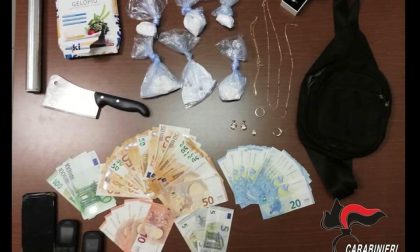 Aveva con sé cocaina, denaro e una mannaia: arrestato un 32enne