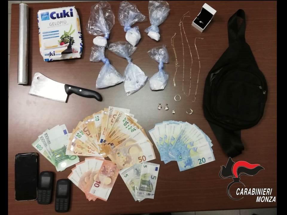 Aveva con sé cocaina, denaro e una mannaia: arrestato un 32enne