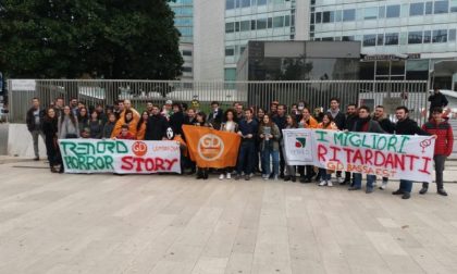 Trenord da incubo la protesta arriva sotto il Palazzo della Regione