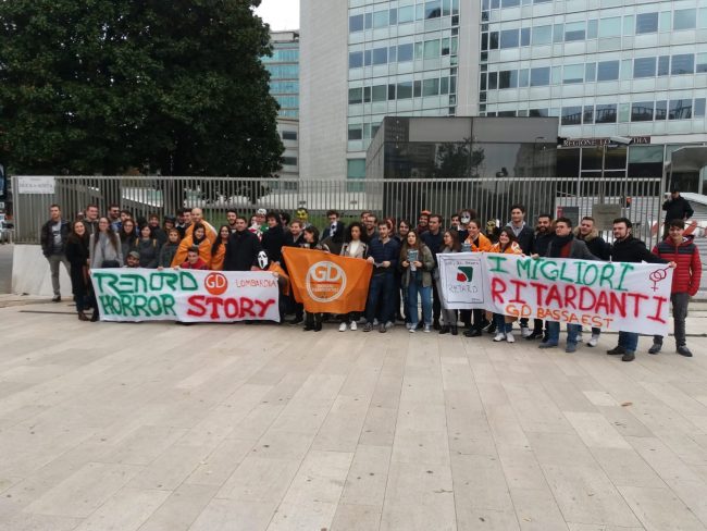 Trenord da incubo la protesta arriva sotto il Palazzo della Regione