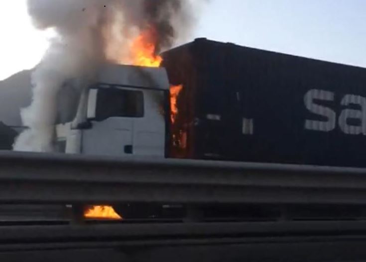 Lecco: tir in fiamme all’uscita dell’attraversamento sulla Statale 36 FOTO E VIDEO