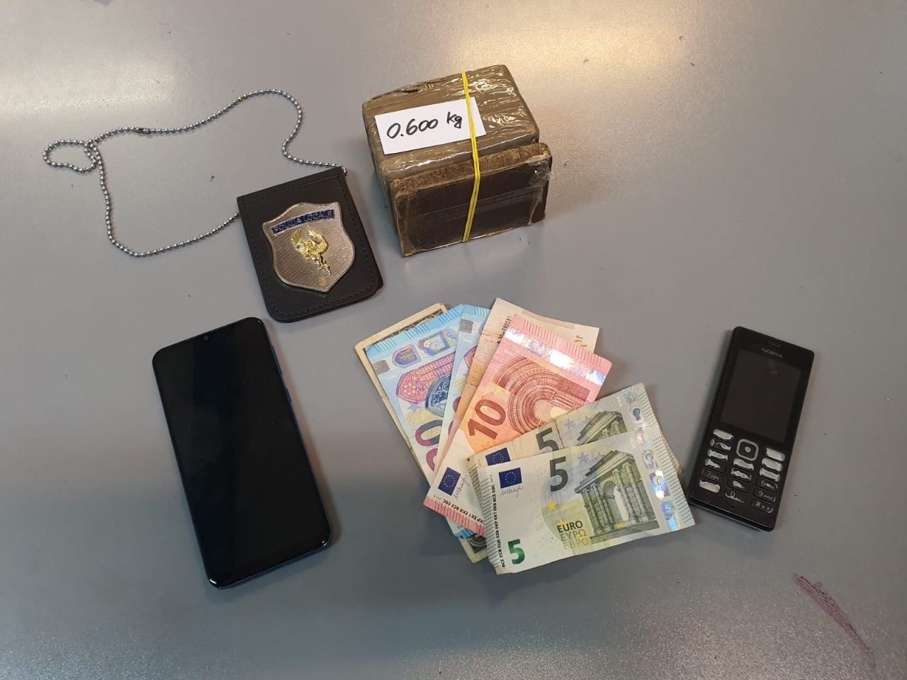 Sei etti di droga nascosti nella boscaglia: arrestato spacciatore