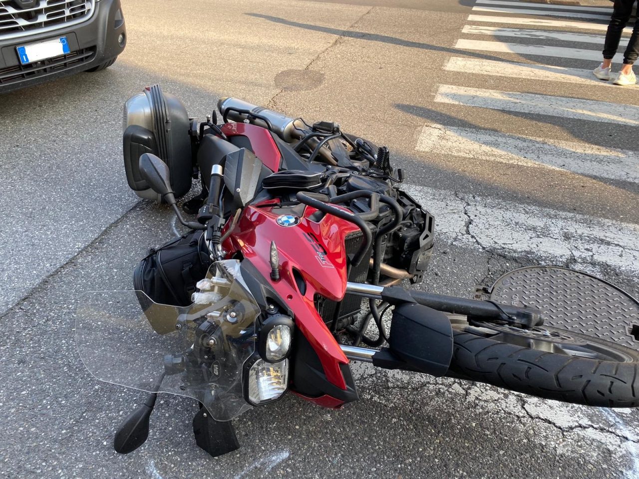Schianto tra auto e moto: 17enne in ospedale