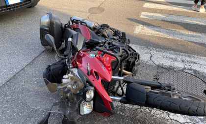 Schianto tra auto e moto: 17enne in ospedale