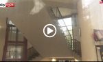 Gravissimo il bambino precipitato dalle scale della scuola a Milano VIDEO