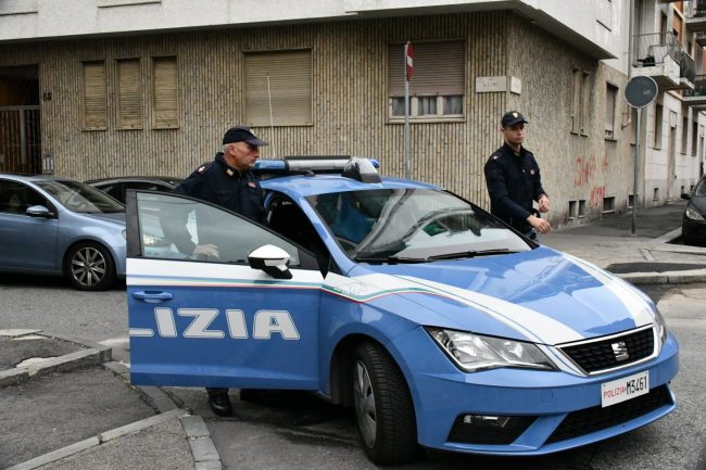 Ubriaca e senza patente tampona auto in sosta, poi “impazzisce”