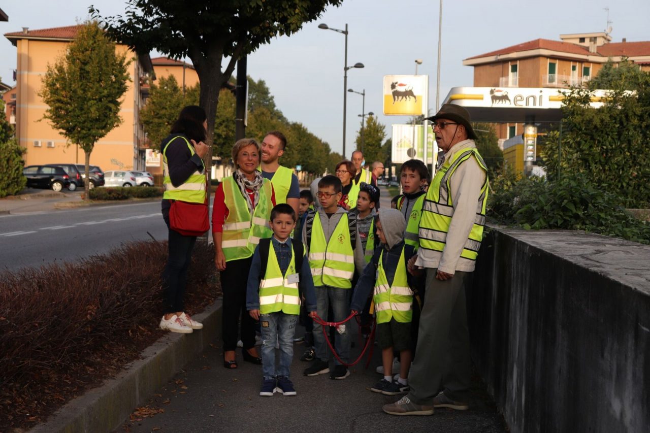 Sindaco e assessori guidano il pedibus a Trezzo FOTO