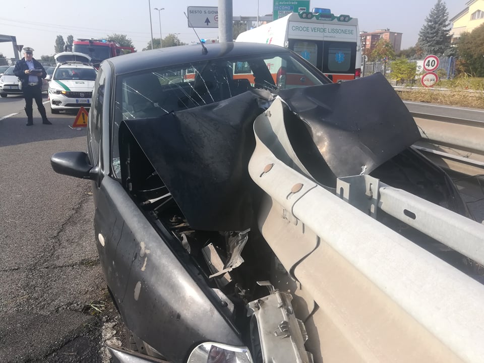 Schianto contro guard rail, paura per bimbo di 3 anni