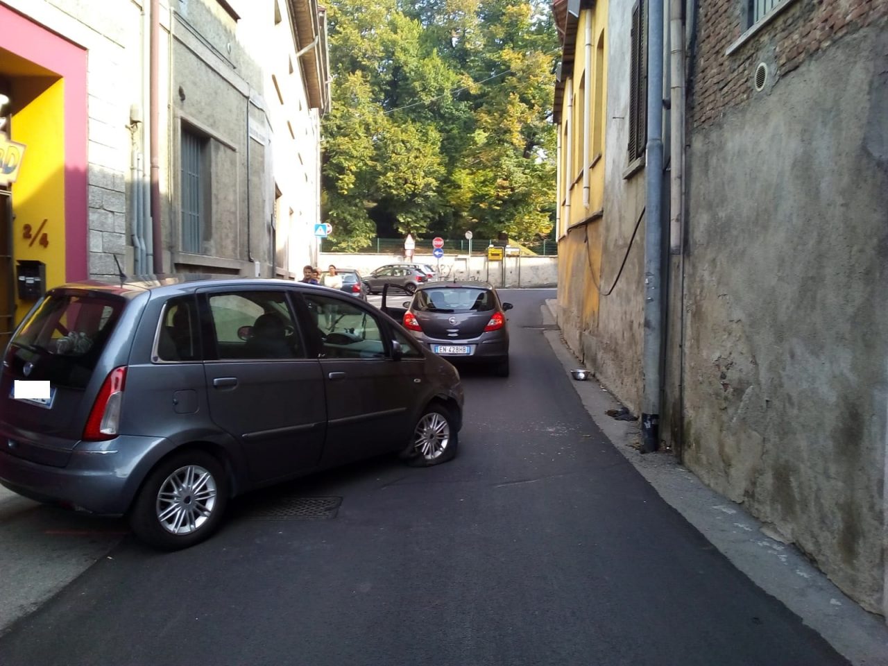Si schianta in auto contro un palo, è grave
