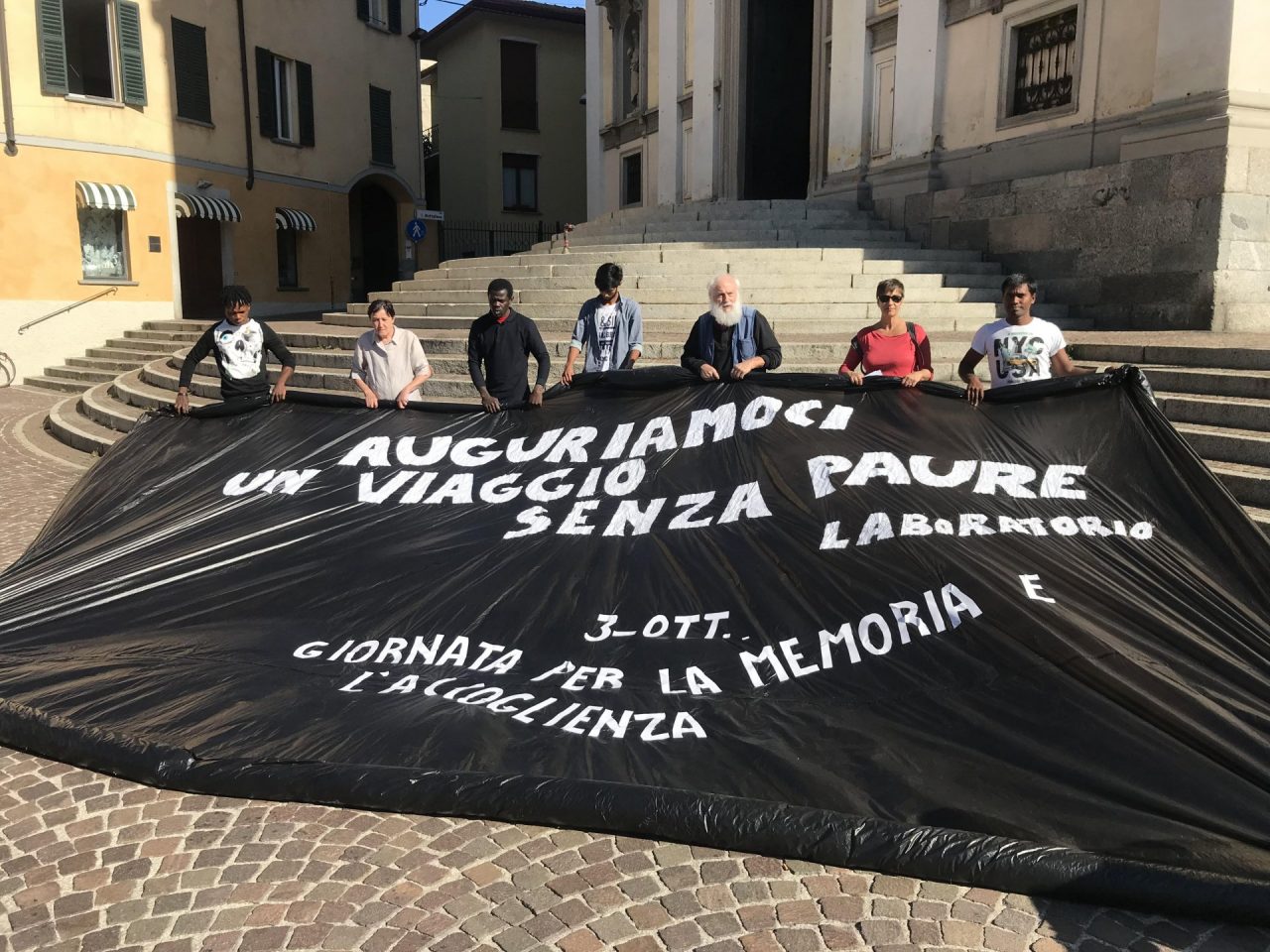Carate, flash mob in piazza per l’accoglienza. VIDEO
