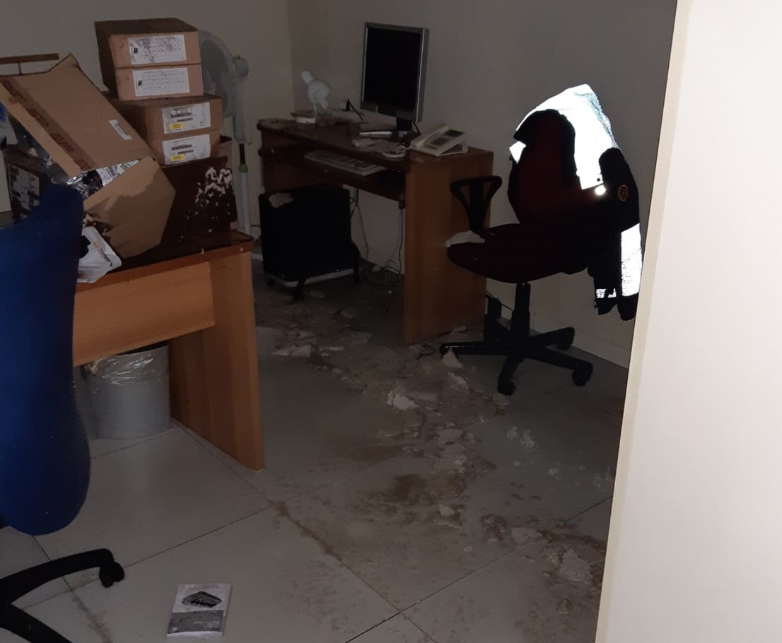 Per un tubo rotto allagamento in Comune FOTO
