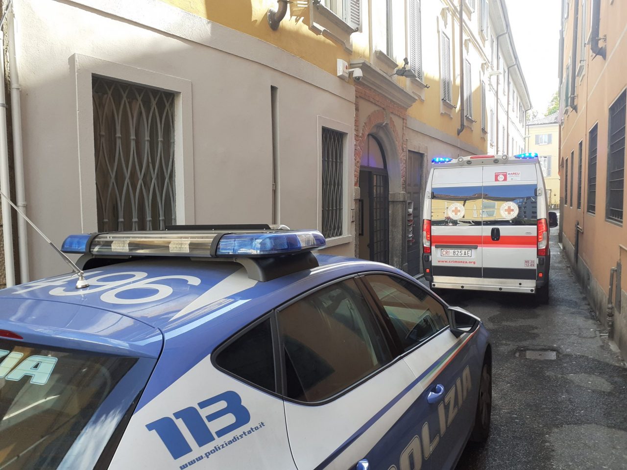 Paura in centro, soccorritori in azione in via Moriggia