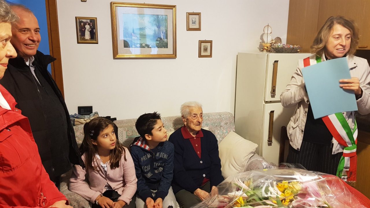 La nonna “operaia” compie 105 anni FOTO VIDEO