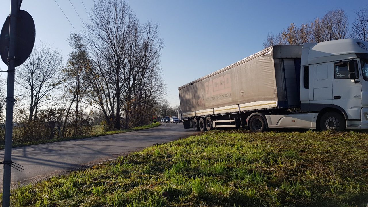 Tir fuoristrada alla rotonda della Bergamina, traffico in tilt