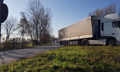Tir fuoristrada alla rotonda della Bergamina, traffico in tilt