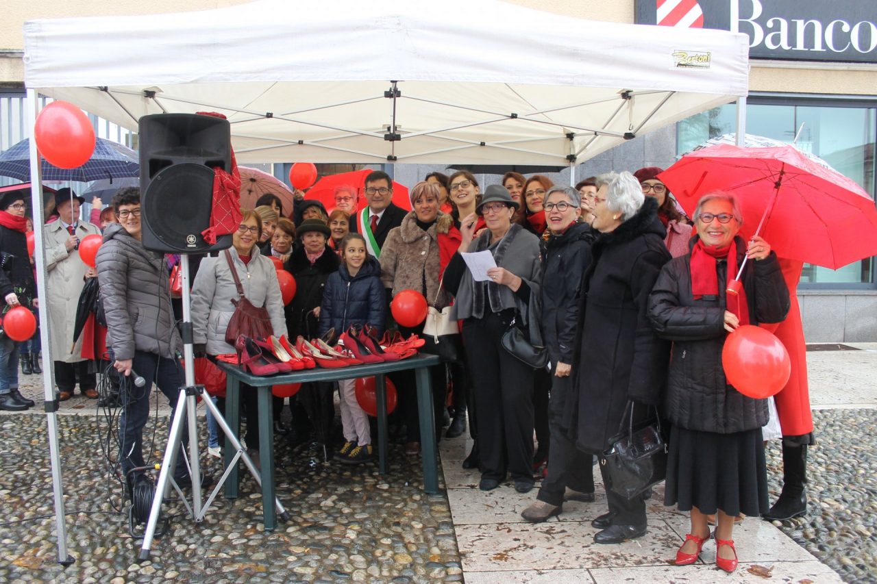 Flash mob per l’inaugurazione della panchina rossa