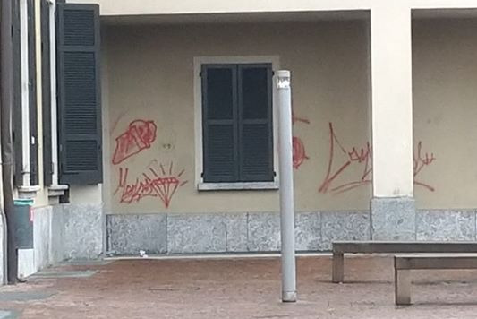 Vandali imbrattano i muri del palazzo comunale