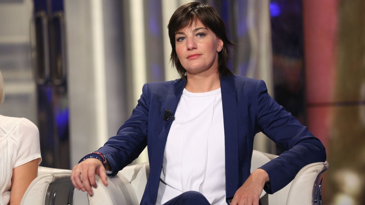 Comi interrogata per 5 ore, il legale: “Convinta di non aver commesso alcun reato”
