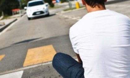 Planking challenge: continua la folle sfida dei giovani che si sdraiano in mezzo alla strada