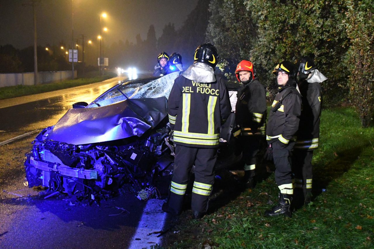 Auto contro gli alberi, giovane gravissimo in ospedale FOTO VIDEO