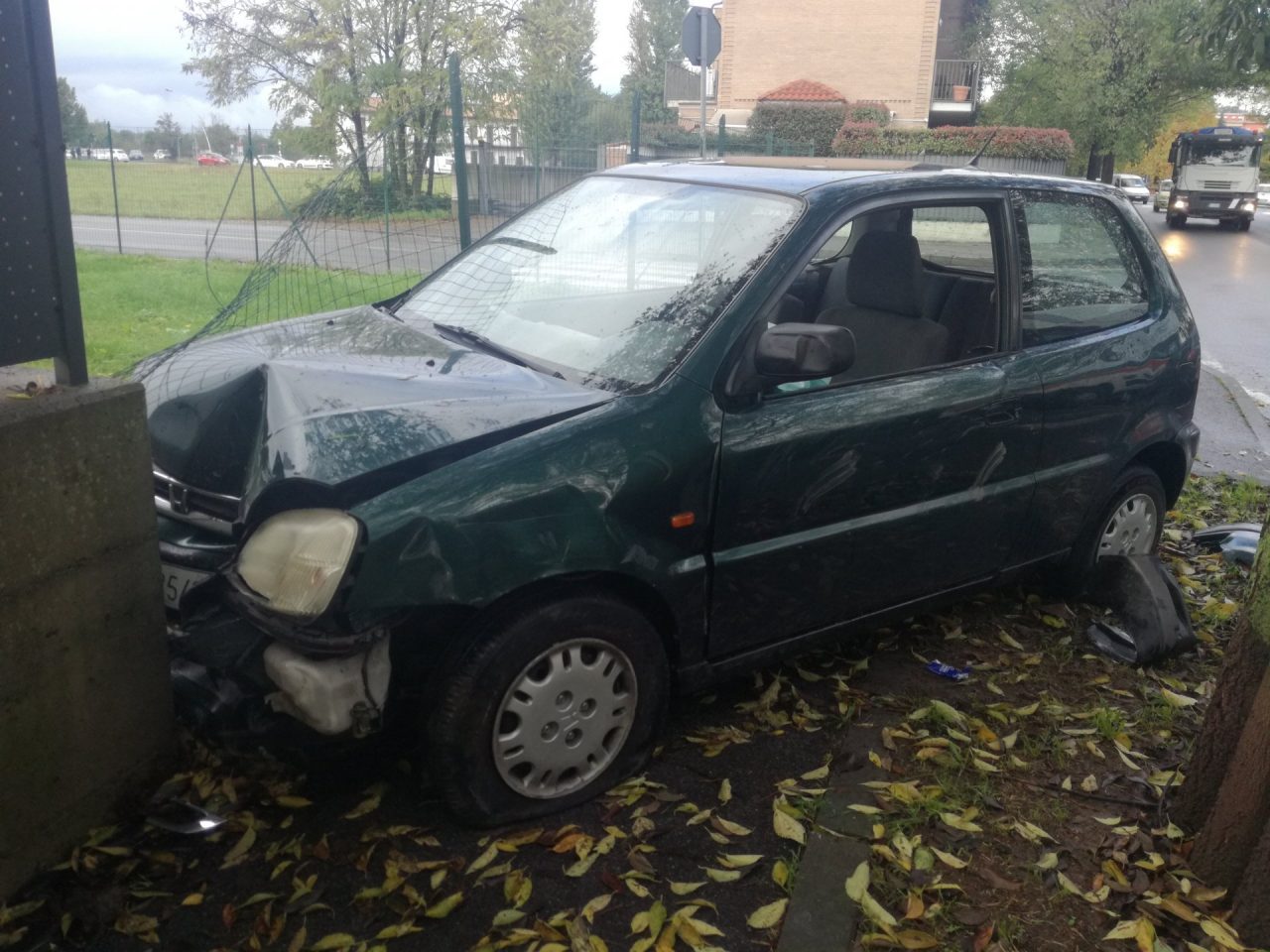 Auto fuori strada finisce contro un muro FOTO