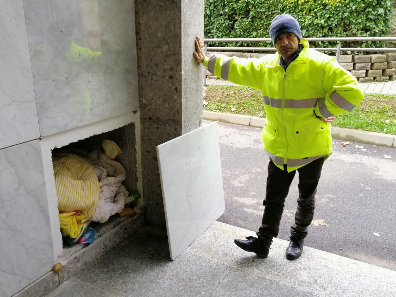 Senza casa, vive tra le tombe del cimitero di Vimercate VIDEO