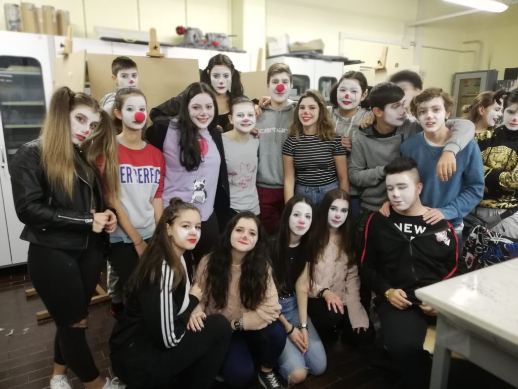 Gli studenti si travestono da mimo per Daniela