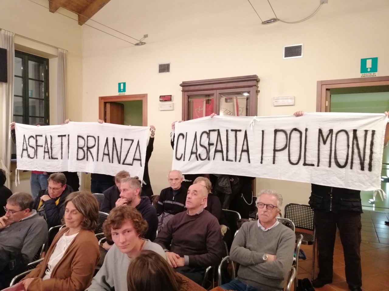 Asfalti Brianza, la protesta dei Comitati torna in Consiglio comunale